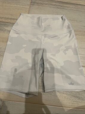 ALO Yoga High-Rise Light Gray Camo Bike Shorts